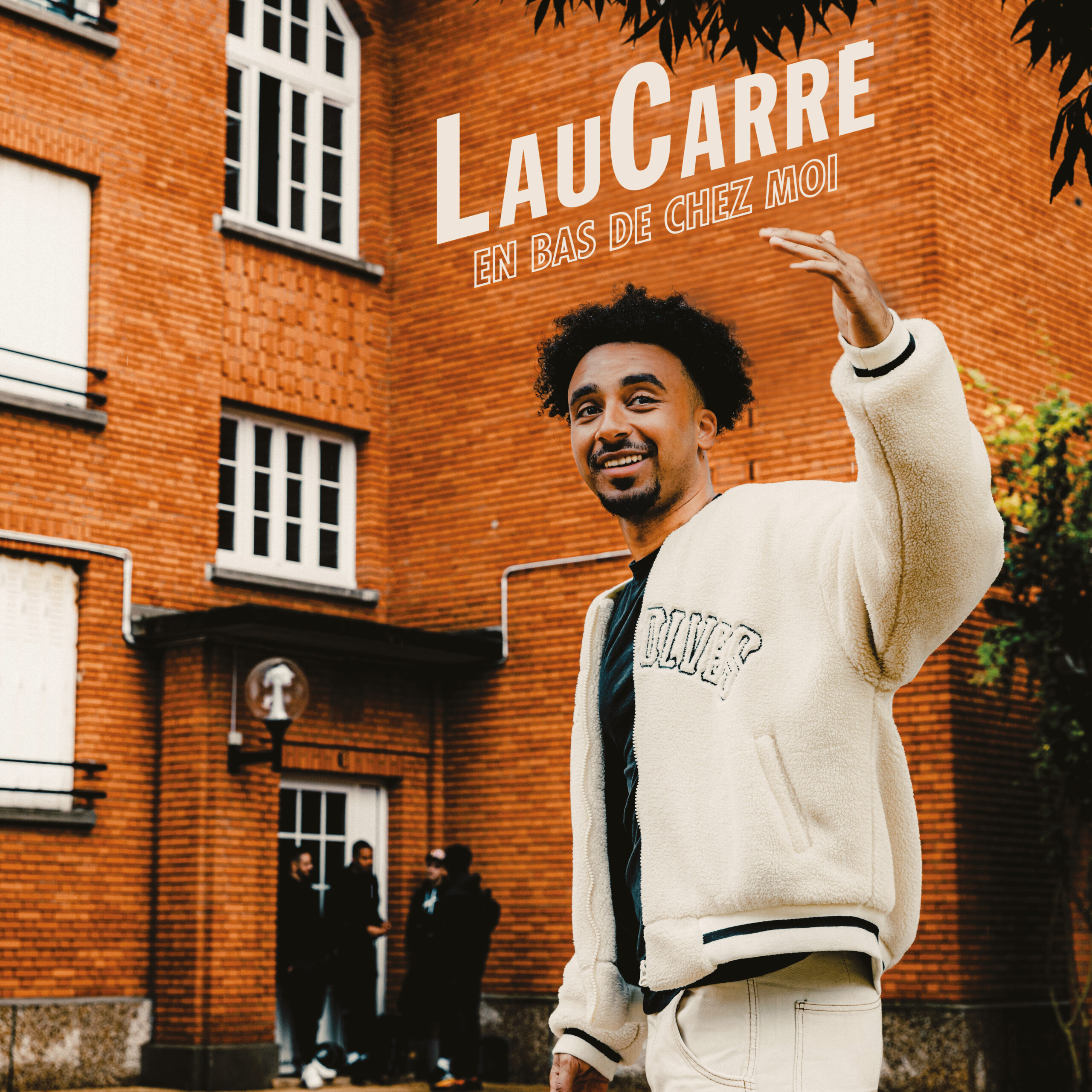 LauCarré se dévoile sur son nouvel EP "En bas de chez moi"